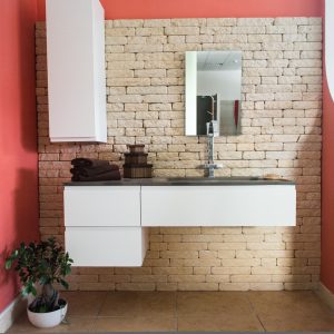Mobile Bagno in legno bianco rigato e lavabo incassato in pietra di farsena fiammata e spazzolata