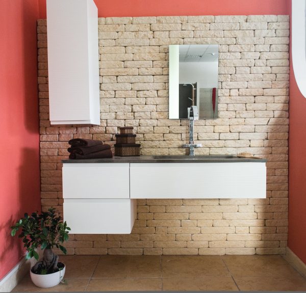 Mobile Bagno in legno bianco rigato e lavabo incassato in pietra di farsena fiammata e spazzolata