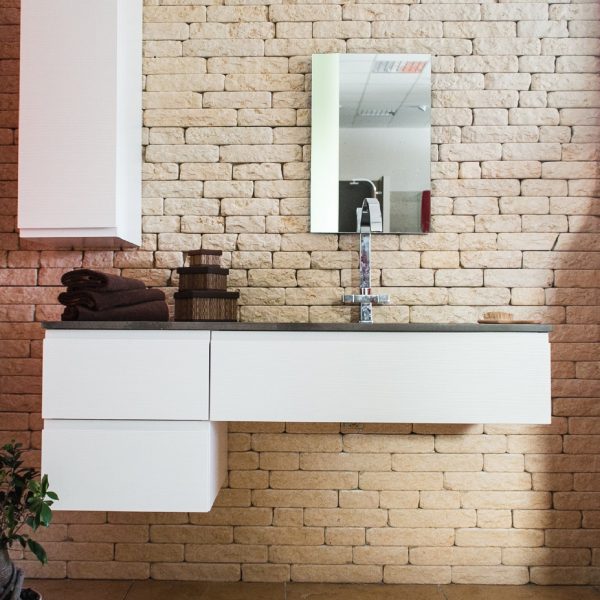 Mobile Bagno in legno bianco rigato e lavabo incassato in pietra di farsena fiammata e spazzolata - immagine 3